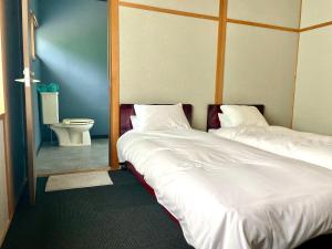 Postel nebo postele na pokoji v ubytování Ember Lodge - Hakuba
