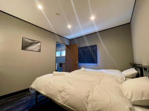 Postel nebo postele na pokoji v ubytování Ember Lodge - Hakuba