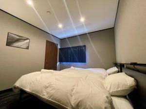 Postel nebo postele na pokoji v ubytování Ember Lodge - Hakuba