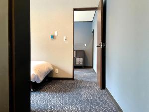 Postel nebo postele na pokoji v ubytování Ember Lodge - Hakuba
