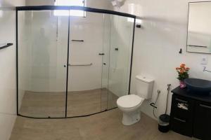 een badkamer met een douche, toilet en wastafel bij El Badan Hospedagem - Casa 3 in Olímpia +32 foto's