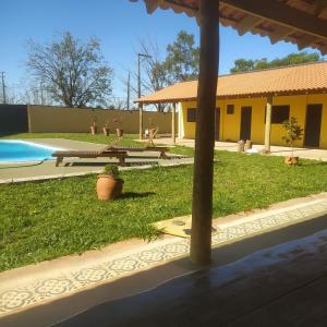 a backyard with a picnic table and a pool at chacara detali in Presidente Prudente +5 photos