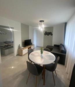 Η κουζίνα ή μικρή κουζίνα στο Lake View Apartman