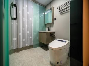 Koupelna v ubytování 浅予酒店 青岛北站店