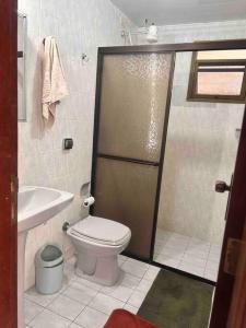 a bathroom with a shower and a toilet and a sink at Apartamento muito gostoso a 20 m da Praia in Matinhos