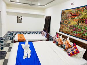 Una cama o camas en una habitación de Hotel Shahiraj Jaisalmer