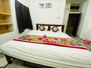 Una cama o camas en una habitación de Hotel Shahiraj Jaisalmer