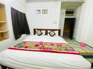 Una cama o camas en una habitación de Hotel Shahiraj Jaisalmer