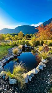 ein Teich inmitten eines Landschaftsgartens in der Unterkunft Cabañas Alto Maipo in Santiago
