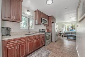 Køkken eller tekøkken på Bear Forest Hideaway, 5 Bed's, Indoor Fireplace!