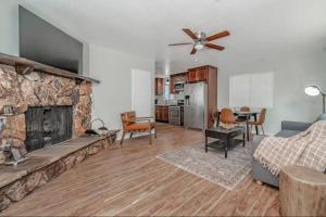 Et opholdsområde på Bear Forest Hideaway, 5 Bed's, Indoor Fireplace!