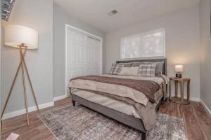 En eller flere senge i et værelse på Bear Forest Hideaway, 5 Bed's, Indoor Fireplace!