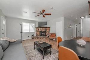 Et tv og/eller underholdning på Bear Forest Hideaway, 5 Bed's, Indoor Fireplace!