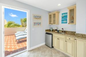 Η κουζίνα ή μικρή κουζίνα στο One-of-a-Kind! Pool, Terraces, Ocean-View Rooftop, in Siesta Village at Best Beach!