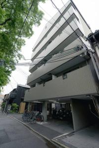 Το κτήριο όπου στεγάζεται  το διαμέρισμα