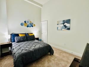 un dormitorio con una cama en una habitación en Two Bedroom Game Day Suite with 100 Projector TV, en Indianápolis