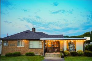 una casa con le luci sulla parte anteriore di Falls View Inn a Niagara Falls