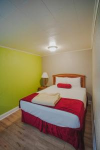 Letto o letti in una camera di Falls View Inn