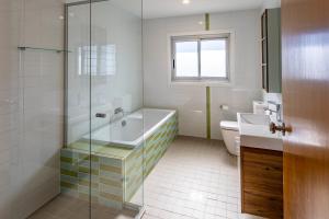 ein Badezimmer mit Badewanne, Waschbecken und Toilette in der Unterkunft Creel Bay Cottages in Kalkite + 15 Fotos