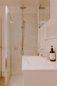 Koupelna v ubytování The Little Lobster + 64 fotografií