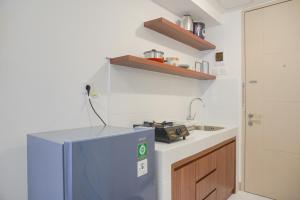 Η κουζίνα ή μικρή κουζίνα στο Simply Look Studio Tokyo Riverside PIK 2 Apartment By Travelio