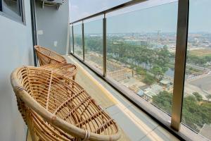 Μπαλκόνι ή βεράντα στο Spacious and Warm Studio Daan Mogot City Apartment By Travelio