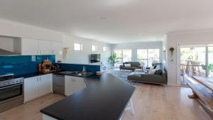 Η κουζίνα ή μικρή κουζίνα στο Sunny Shores Family Retreat