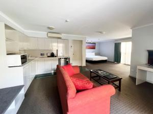 Kuchyň nebo kuchyňský kout v ubytování Stay at Alice Springs Hotel