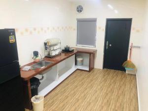 Η κουζίνα ή μικρή κουζίνα στο Happy Guest House Nibong Tebal 开心民宿高渊区