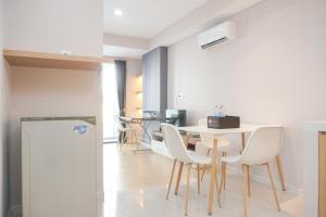Imagine din galeria proprietății Brand New and Comfy Studio at Daan Mogot City Apartment By Travelio în Jakarta