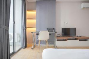 Un televizor și/sau centru de divertisment la Brand New and Comfy Studio at Daan Mogot City Apartment By Travelio
