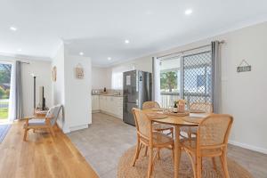 une cuisine et une salle à manger avec une table et des chaises dans l'établissement Sanctuary Cottage - Family and Pet Friendly, à Sanctuary Point