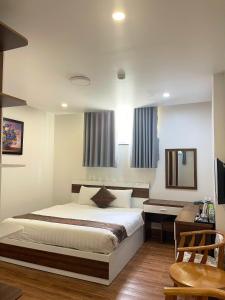 Postel nebo postele na pokoji v ubytování Anh Duc Hotel Da Lat City