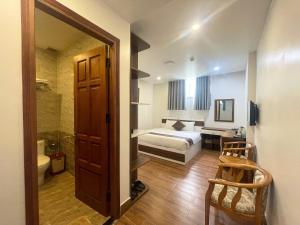 Postel nebo postele na pokoji v ubytování Anh Duc Hotel Da Lat City