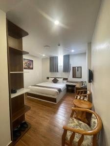 Postel nebo postele na pokoji v ubytování Anh Duc Hotel Da Lat City