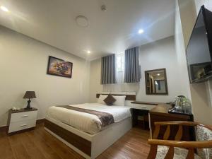 Postel nebo postele na pokoji v ubytování Anh Duc Hotel Da Lat City