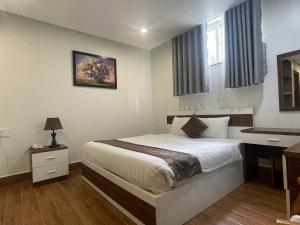 Postel nebo postele na pokoji v ubytování Anh Duc Hotel Da Lat City