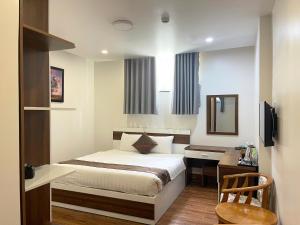 Postel nebo postele na pokoji v ubytování Anh Duc Hotel Da Lat City