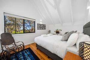 Un dormitorio con una cama, una silla y una ventana en Braeside Cross, en Blackheath