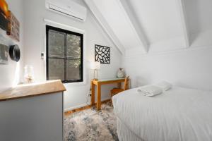 Una habitación blanca con una cama y una ventana en Braeside Cross, en Blackheath 18 fotos más