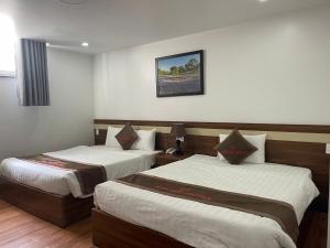 Postel nebo postele na pokoji v ubytování Anh Duc Hotel Da Lat City