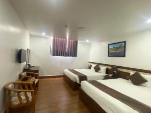 Postel nebo postele na pokoji v ubytování Anh Duc Hotel Da Lat City