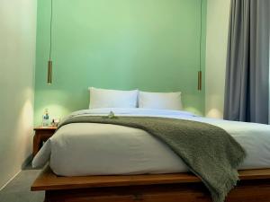 Postel nebo postele na pokoji v ubytování Motsamot - by Sublime Samui Villas