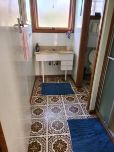 Un baño de Large Retro Beach House with Style Class and Fun