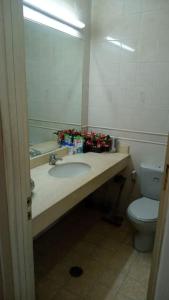 ジャカルタにあるApartment Ambassador 2 Kuninganの洗面台、トイレ、鏡のあるバスルーム