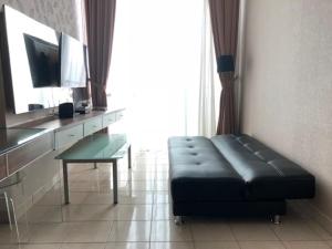 ジャカルタにあるApartment Ambassador 2 Kuninganのソファとテーブルのあるリビングルーム