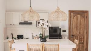 Bohemian Jogja Villas with Private Pool的厨房或小厨房