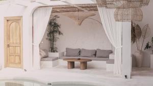 Bohemian Jogja Villas with Private Pool的休息区