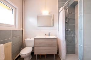 a bathroom with a toilet and a sink and a shower at Rafale 1er étage - Accès Privée à la plage in Grand-Fort-Philippe +5 photos