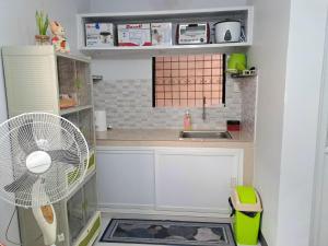 Kuchyň nebo kuchyňský kout v ubytování Go-Vitug Apartell, 2-8 pax, AC, Netflix, Parking